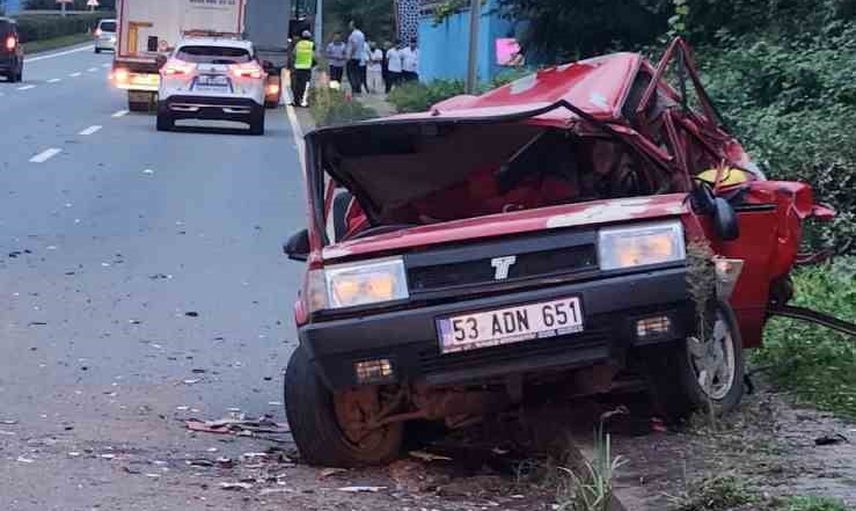 Rize sahil yolunda dumanlanan otomobilin kenara çekildiği anda tır çarptı