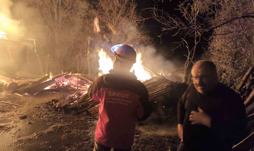 Şavşat’ta samanlıkta başlayan yangın ahır ve evi etkiledi, söndürme çalışması sürüyor