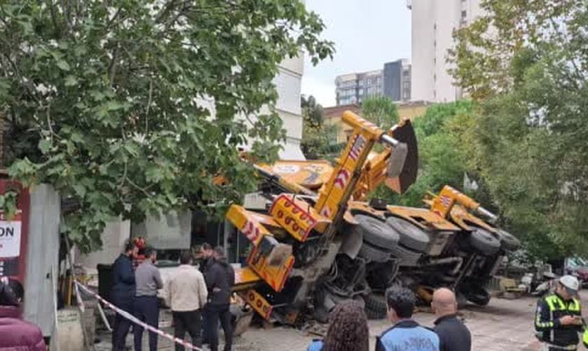 Kadıköy'de kaldırımda kurulan vinç devrilerek 11 katlı binanın girişini vurdu