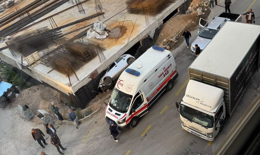 Emirdağ'da kontrolden çıkan otomobil inşaatın temelinde sıkıştı