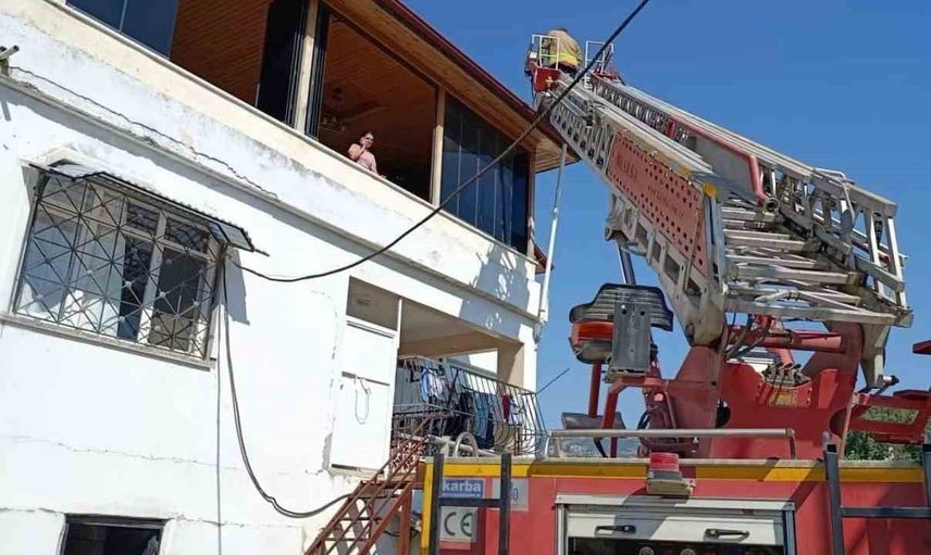 Harbiye'de çatıda başlayan alevler itfaiyenin müdahalesiyle kontrol altına alındı