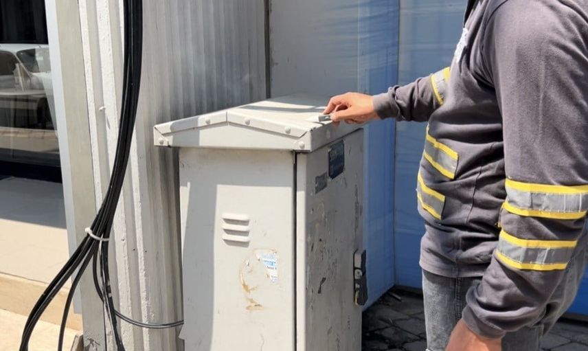 Trafoda çıkan yangın çevresinde sakinlik: vatandaşlar ATM'den para çekmeye devam etti