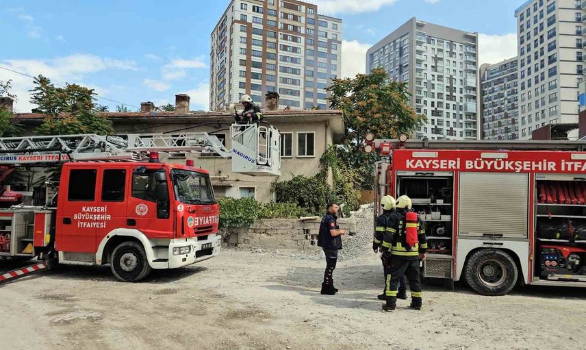 Kayseri'de Sahabiye Mahallesi'nde metruk evin çatısında çıkan yangın kontrol altına alındı