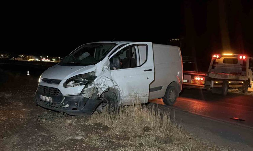 Adıyaman'da kaza sonrası panelvan sürücüsü olay yerini terk etti
