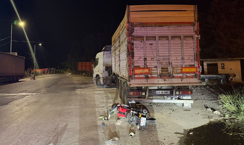 Salihli'de park halindeki tıra arkadan çarpan motosiklet sürücüsü hayatını kaybetti