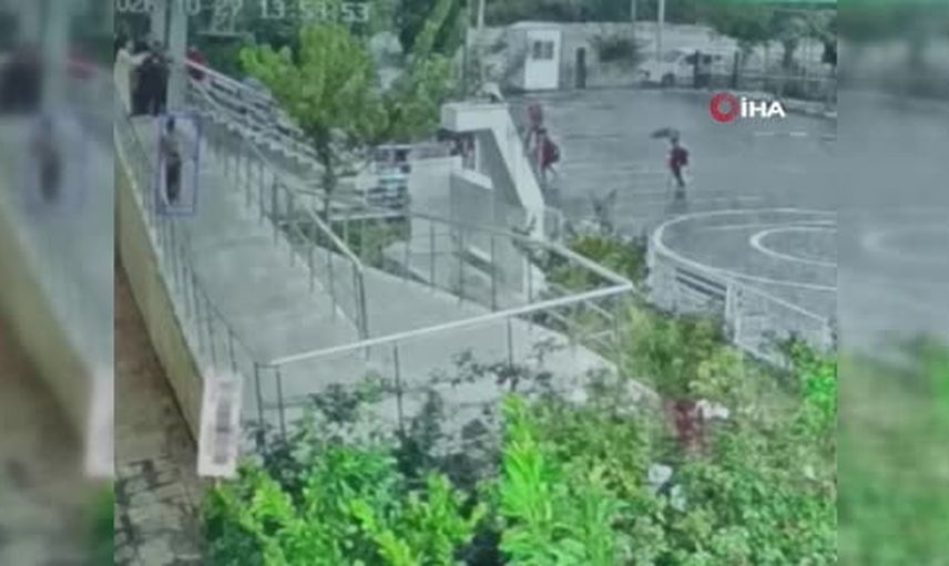 Okul provasında yağmura rağmen arkadaşını yalnız bırakmayan Yusuf