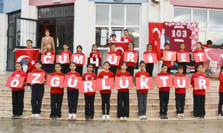 Manisa’da koridorlardan sahnelere: öğrenciler cumhuriyeti coşkuyla sahneledi