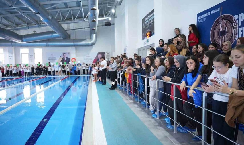 Yenişehir'de Cumhuriyet Kupası ilk kez düzenlendi: minik sporcular kulaç attı