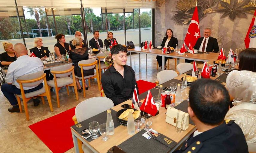 Terfiyi aileleriyle kutladılar: emniyet müdürü Aktaş yeni rütbeleri onurlandırdı