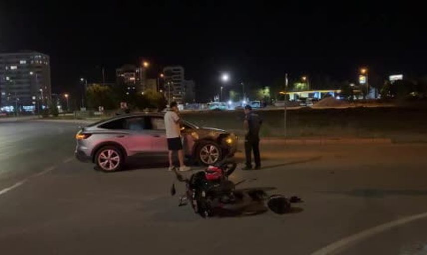 Kayseri trafiğinde Doktor Sami İpek Caddesi'nde çarpışma: motosiklet sürücüsü yaralandı