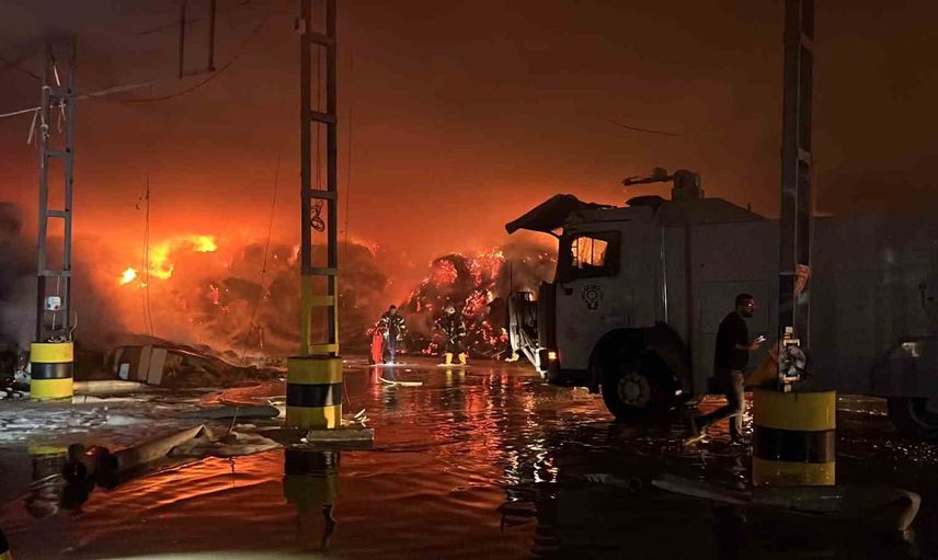 Mersin'de geceyi duman kapladı: Karaduvar'da tütün deposu yandı