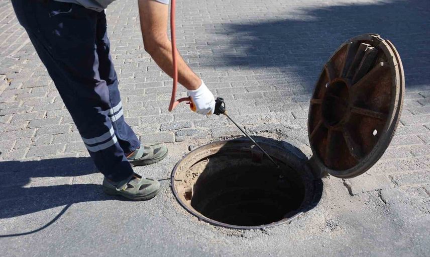 Efeler'de üreme alanlarına odaklı düzenli ilaçlama çalışması