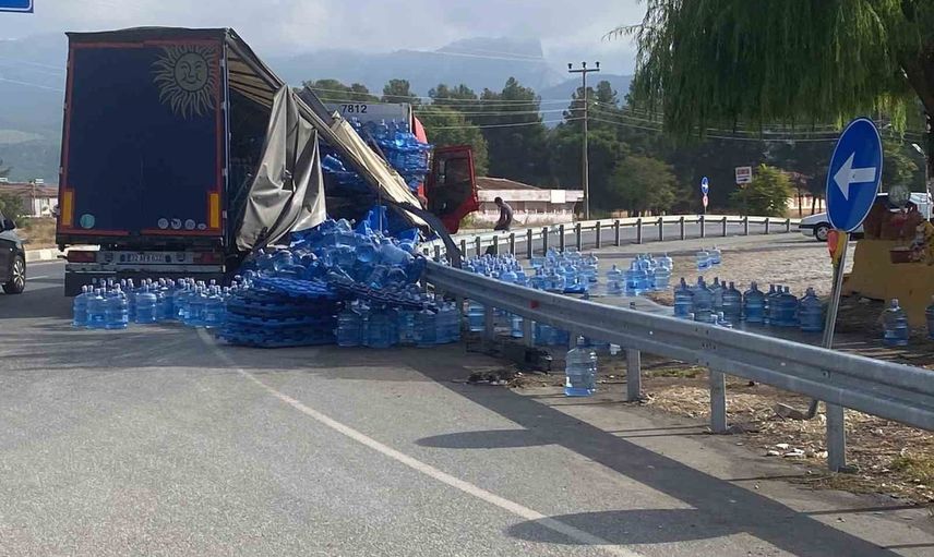 Su yüklü tır kavşakta devrildi, damacanalar yola savruldu