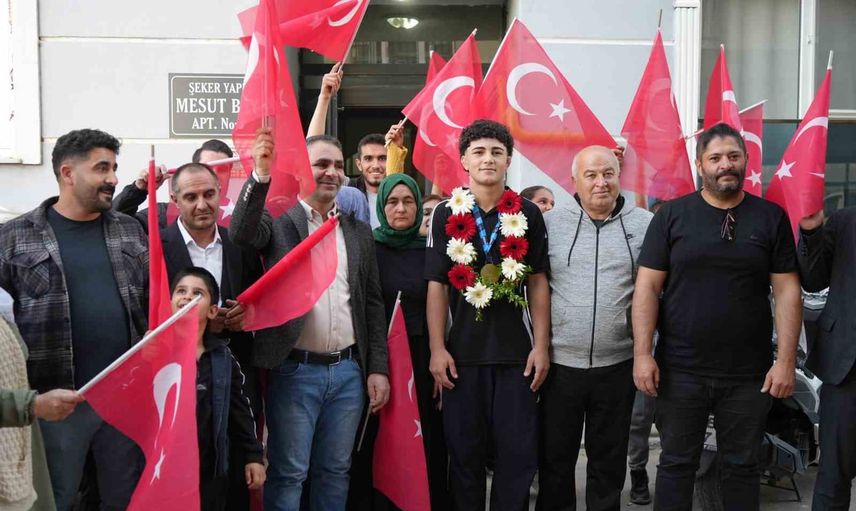 Edirne'nin 15 yaşındaki güreşçisi balkan altınını Filistin'e armağan etti
