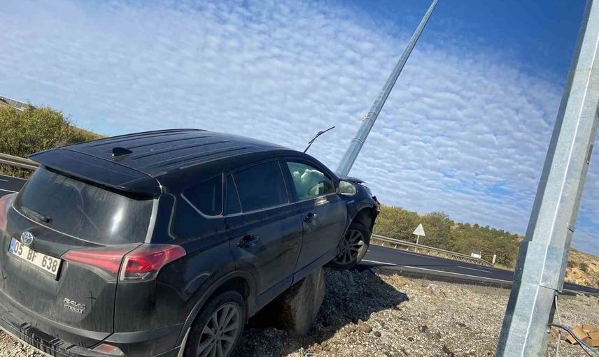 Elmadağ'da direğe çarpan otomobilde iki kişi yaralandı