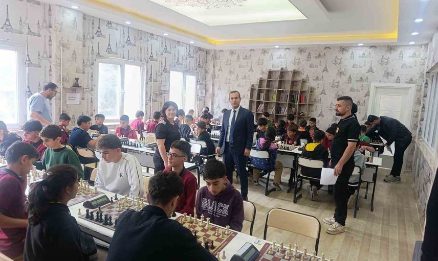 Sason'da 80 öğrencinin yer aldığı cumhuriyet satranç turnuvası sona erdi