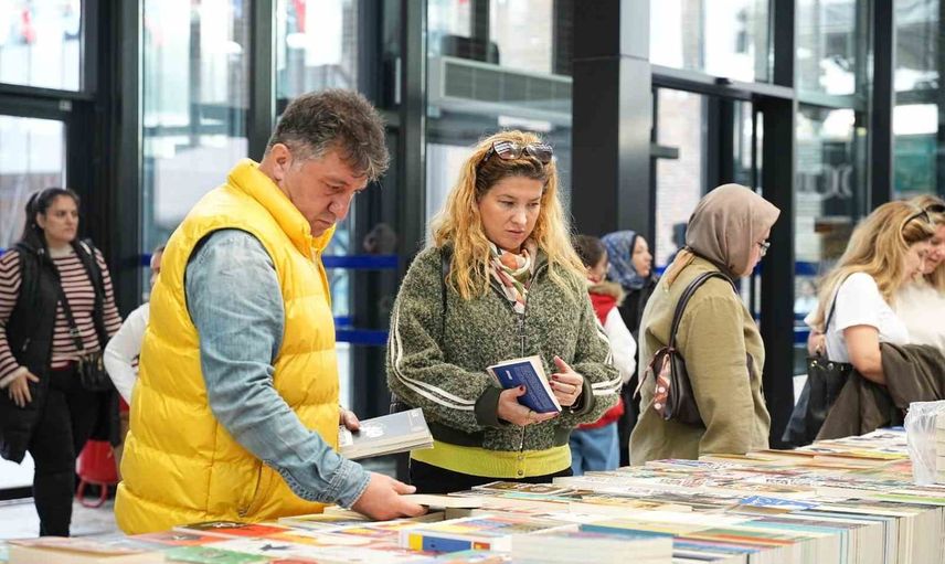 Kocaeli'nde okuma şöleni başladı: her yaştan kitapsever fuarda
