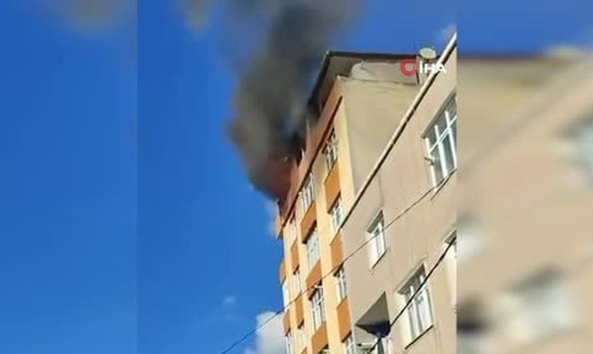 Küçükçekmece'de çatı katında başlayan yangın evi kullanılamaz bıraktı