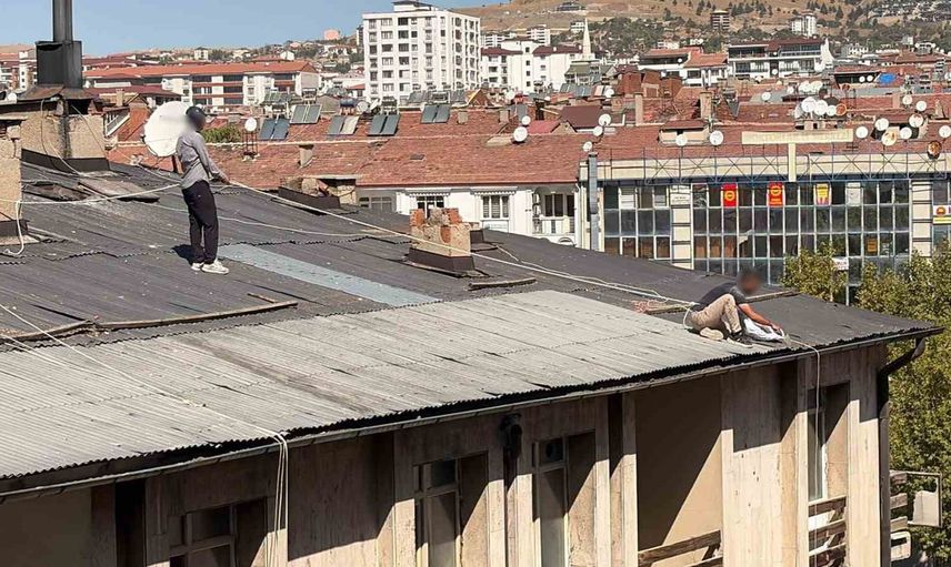 Çatıda halatla çalışan kişi Elazığ'da güvenlik endişesi yarattı
