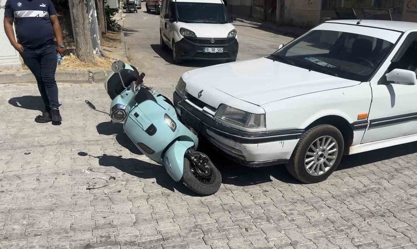 Sungurlu'da otomobil ile motosiklet çarpıştı: sürücü yaralandı, kaza anı kamerada