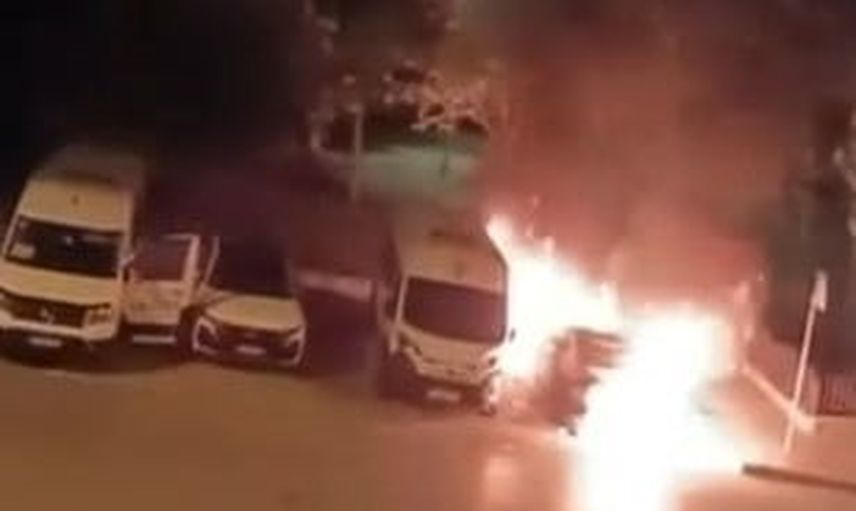 Küçükçekmece’de sabahın ilk ışıklarında iki araç alevlere teslim oldu