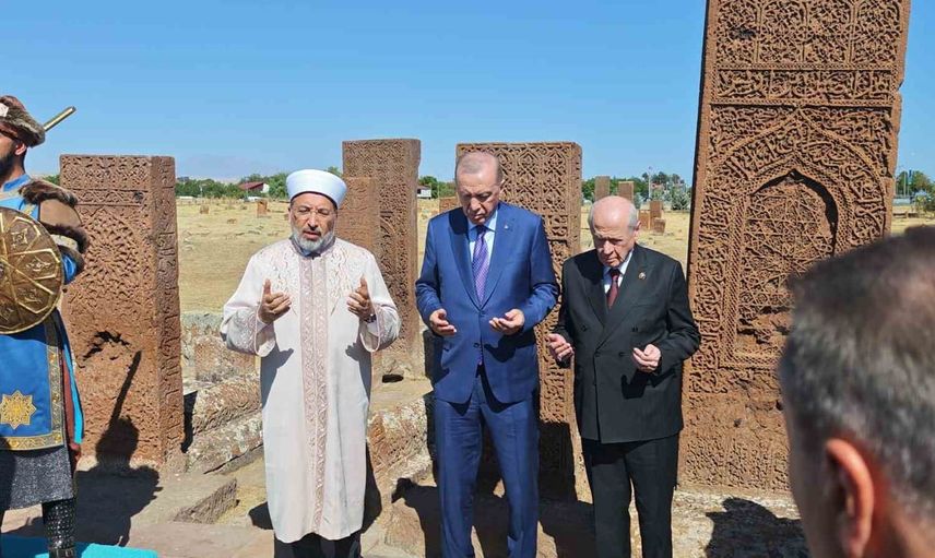 Erdoğan, Ahlat'ta Selçuklu mirası önünde şehitler için dua etti