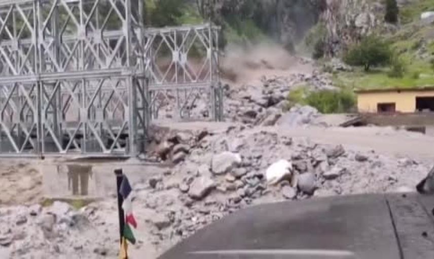 Chamoli’de sağanak sonrası köprü çöktü, kamyon sele kapıldı