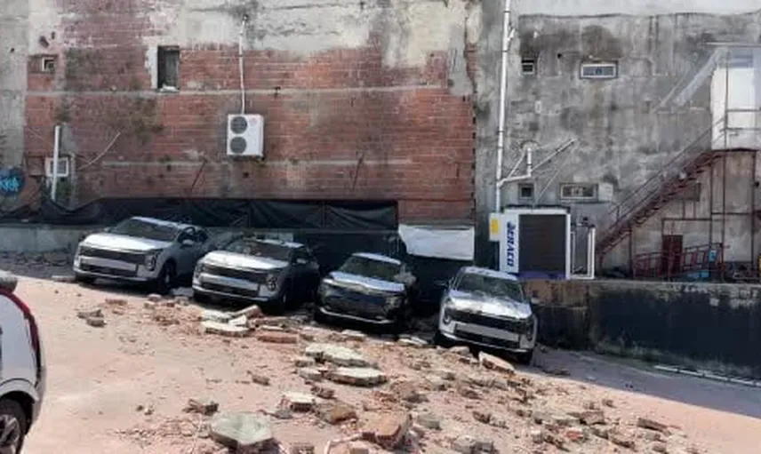 Kağıthane'de duvarın çökmesi sıfır araçlarda ağır hasara yol açtı