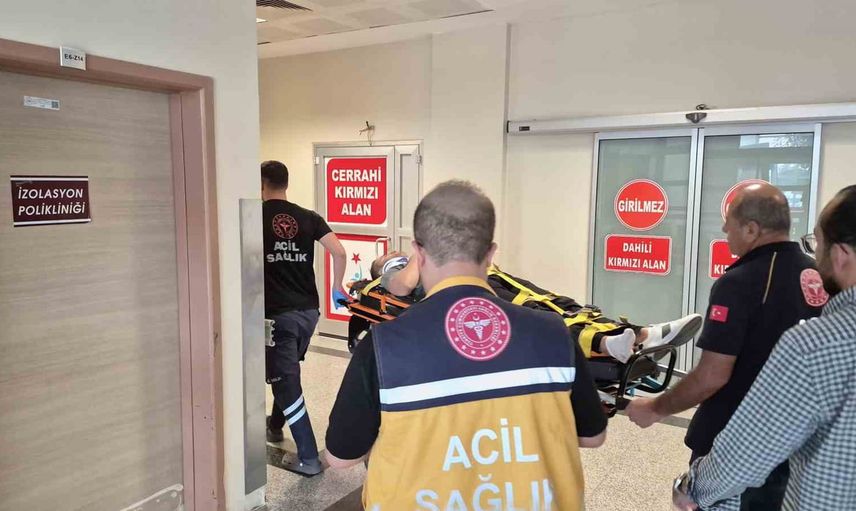Atatürk Bulvarı yakınlarında çarpışma: motosiklet sürücüsü hastaneye kaldırıldı