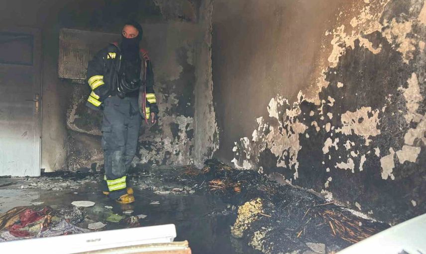 Karapınar'da elektrik kontağı şüphesiyle çıkan yangın bir odayı kullanılmaz hale getirdi