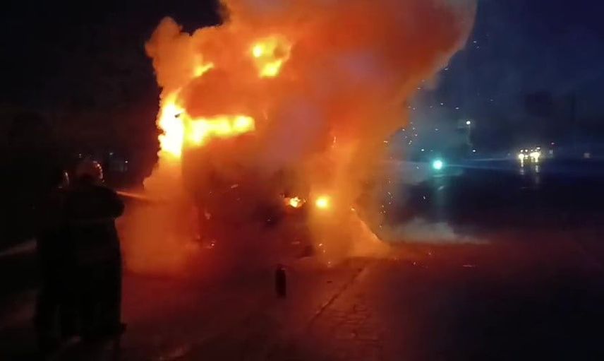 Ceyhan'da gece alevlenen tır kullanılamaz hale geldi