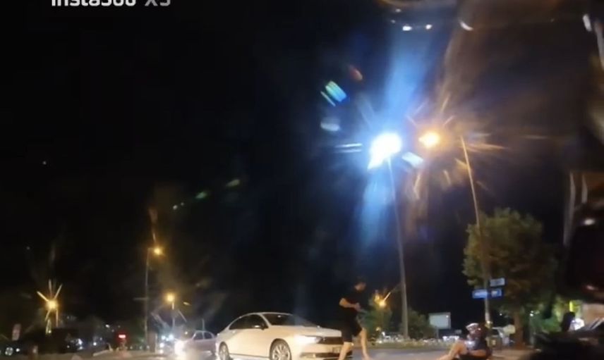 Kask kamerasına yansıyan kaza: motosikletten savrulan iki genç otomobilin üzerine düştü