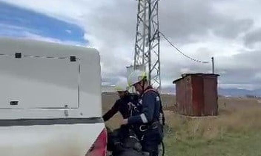 Yiyecek arayışı sırasında direğe asılan yavru bozayı Palandöken'de öldü