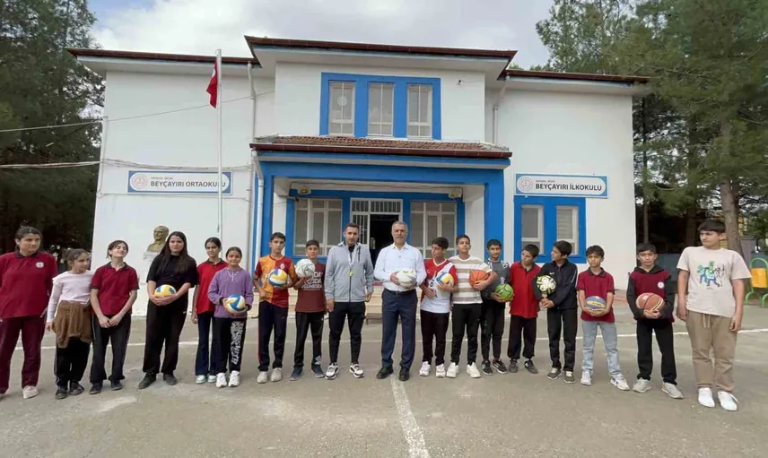 Başkandan Beşiri köyü ortaokuluna sabah sürprizi: spor malzemesi hediye etti