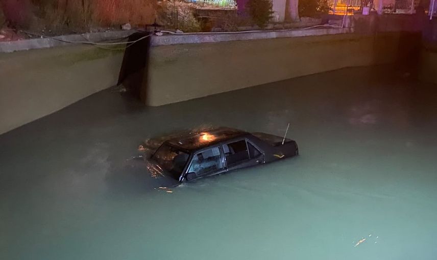 Vinçe bağlanan vatandaş otomobili halatla dereden çıkardı