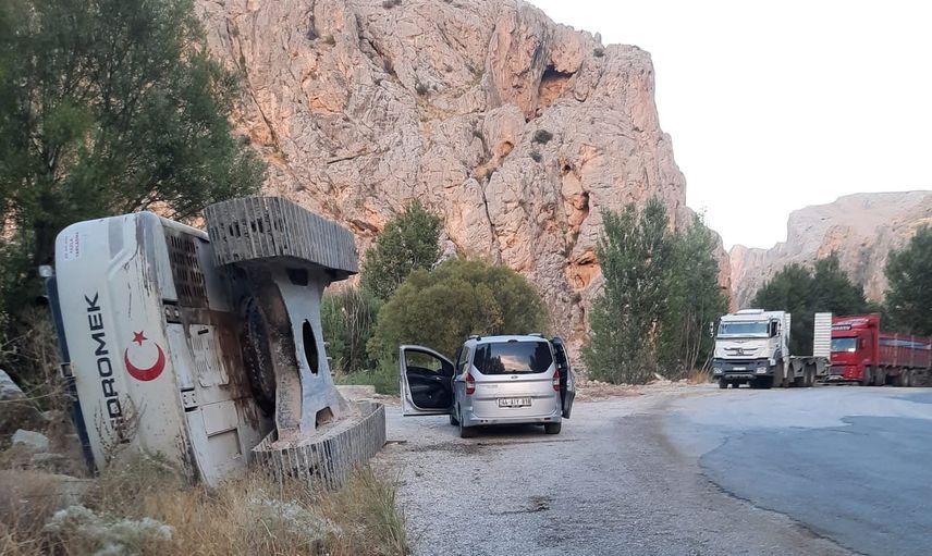 Darende'de iş makinesi çalışma sırasında yan yattı
