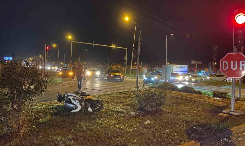 Manavgat kavşağında dönüş manevrası kazaya dönüştü: iki yaralı