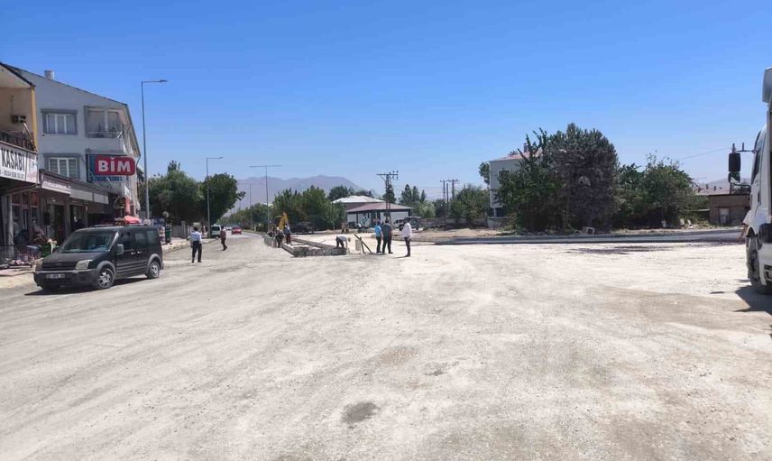 Van’da merkezde bitmeyen yol çalışmaları yaşamı ve turizmi zorluyor