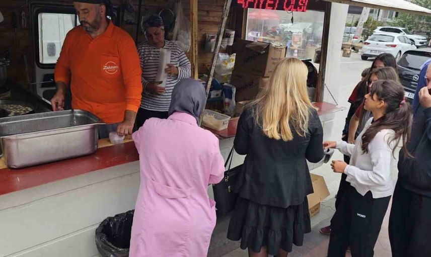 Okul bahçesinde lokma ile yeni eğitim yılına tatlı başlangıç