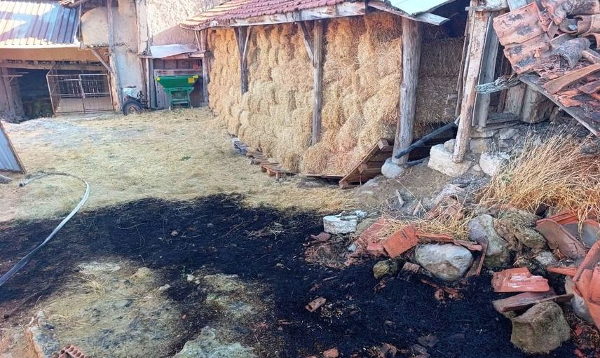Hızlı müdahale yerleşimi kurtardı: Tavşanlı'da otluk yangını evlere ulaşmadan söndürüldü