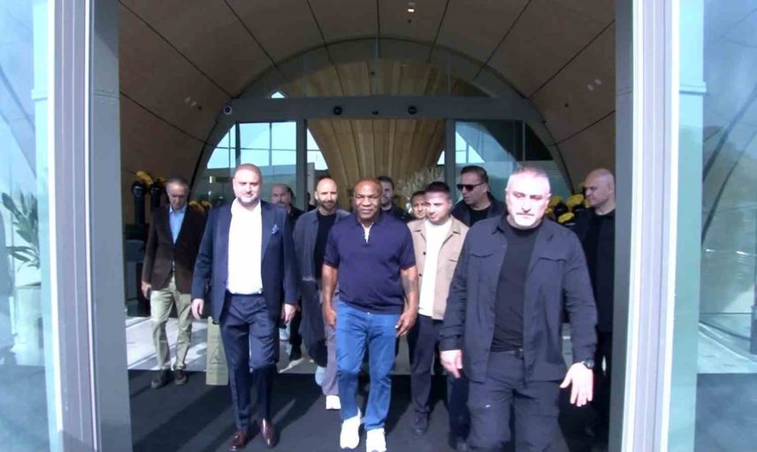 Mike Tyson İstanbul'a geldi: dizi projesi için havalimanında kısa açıklama