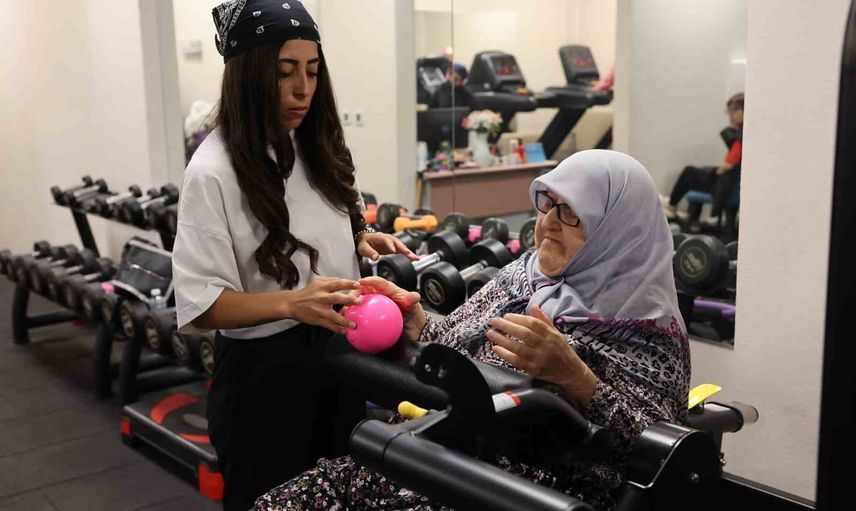 Bastonunu bırakan 82 yaşındaki kadın, 10 ayda yeniden yürümeye başladı