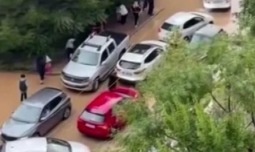 Diyarbakır'ın Ergani ilçesinde sağanak hayatı felç etti