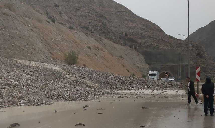 Yavalı tünelinde sel hayatı sekteye uğrattı: Oltu-Yusufeli yolu bir saat kapandı