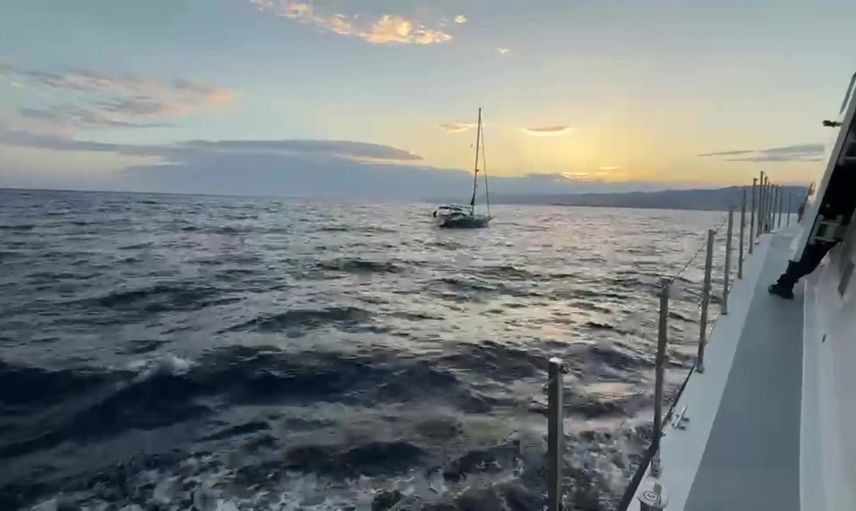 Demre açıklarında sürüklenen yelkenli halatla limana çekildi