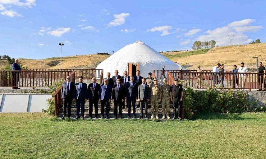 İncelemeler Ahlat'ta yoğunlaştı: İçişleri bakan yardımcısı Ali Çelik güvenlik toplantısı yaptı