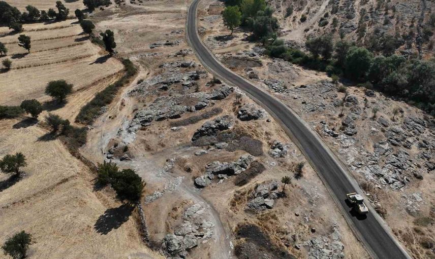Dursunbey’de kırsal ulaşımda konfor artışı: 6 bin 100 metrelik yol sathi kaplamayla yenilendi