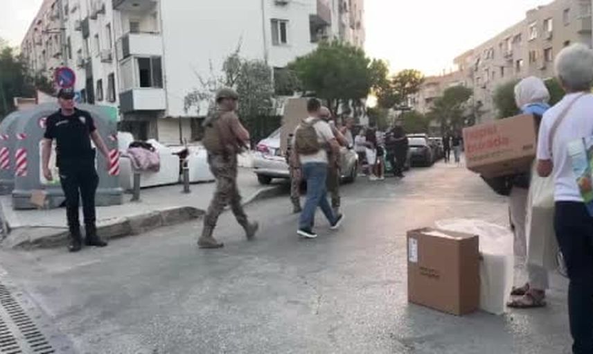 Karabağlar'da banka şubesinde silahla rehin krizi: polis ikna çalışmalarını sürdürüyor