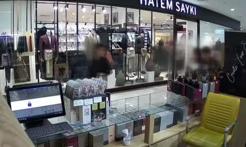 Park 23'te çocuk parfümü cebine koydu, anlar güvenlik kamerasında yansıdı