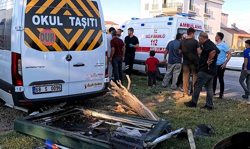 Sürücünün rahatsızlanması servis minibüsünü refüje sürdü: 6 kişi yaralandı